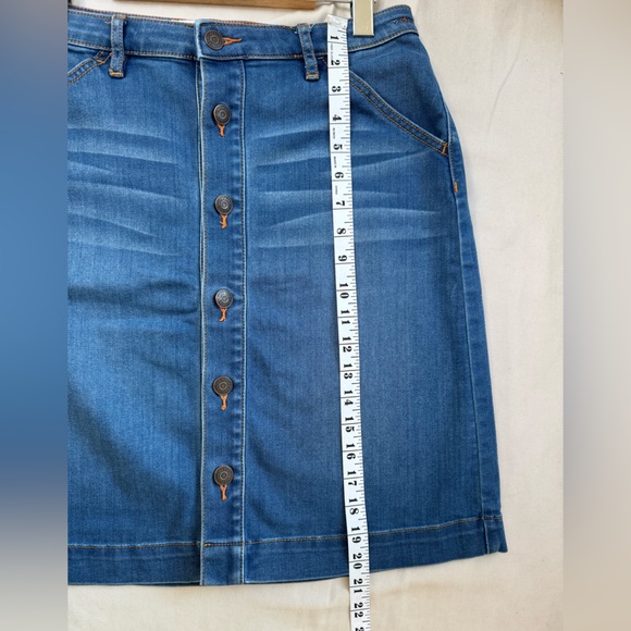 EUC Cute above-the-knee, button down denim skirt. M. - Picture 5 of 6
